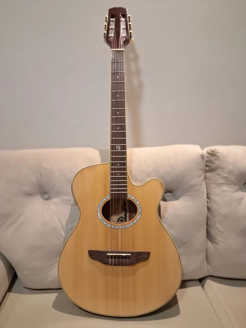 Vende-se Violão