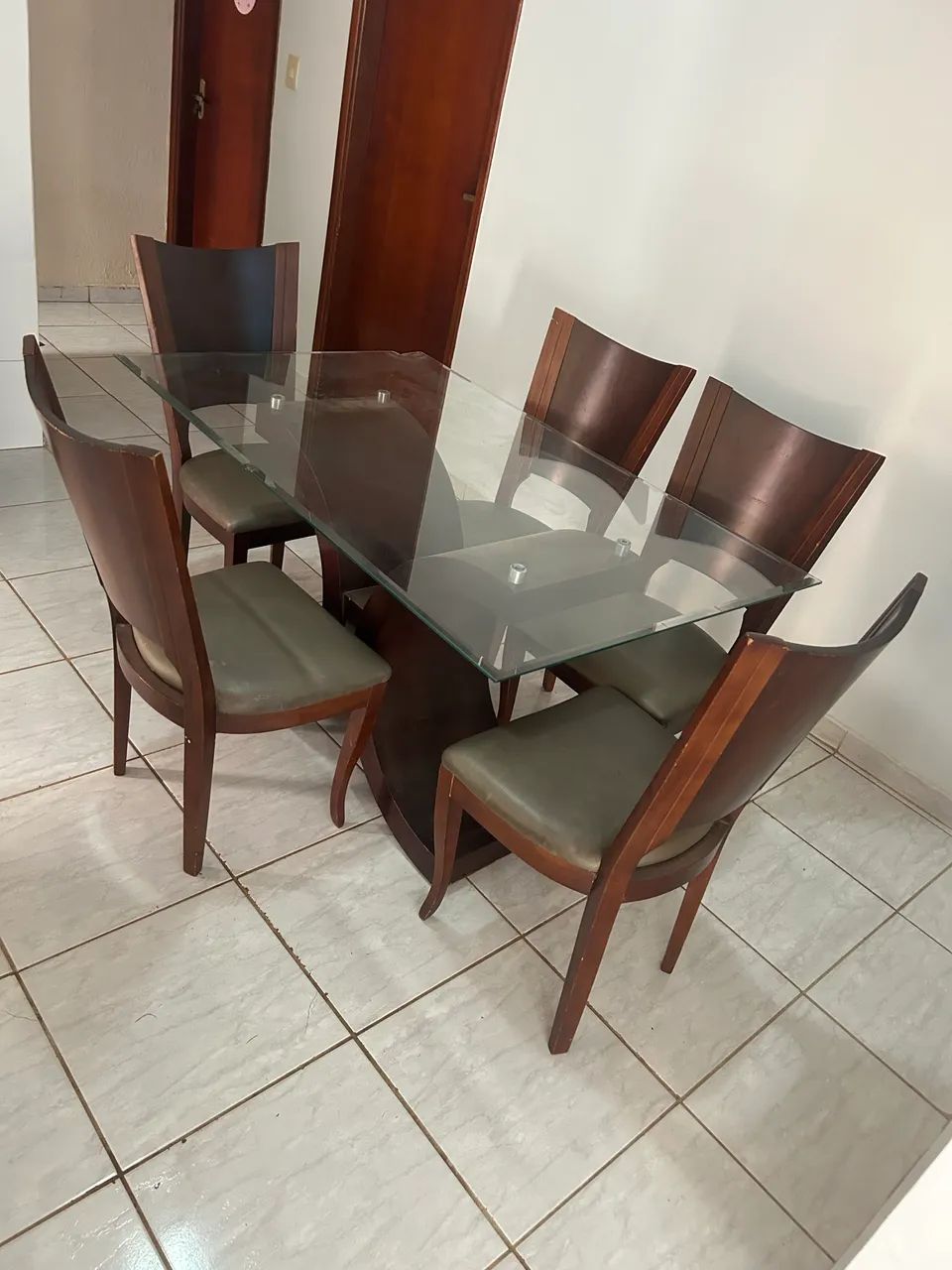 Mesa de vidro com 5 cadeiras de madeira acento em couro