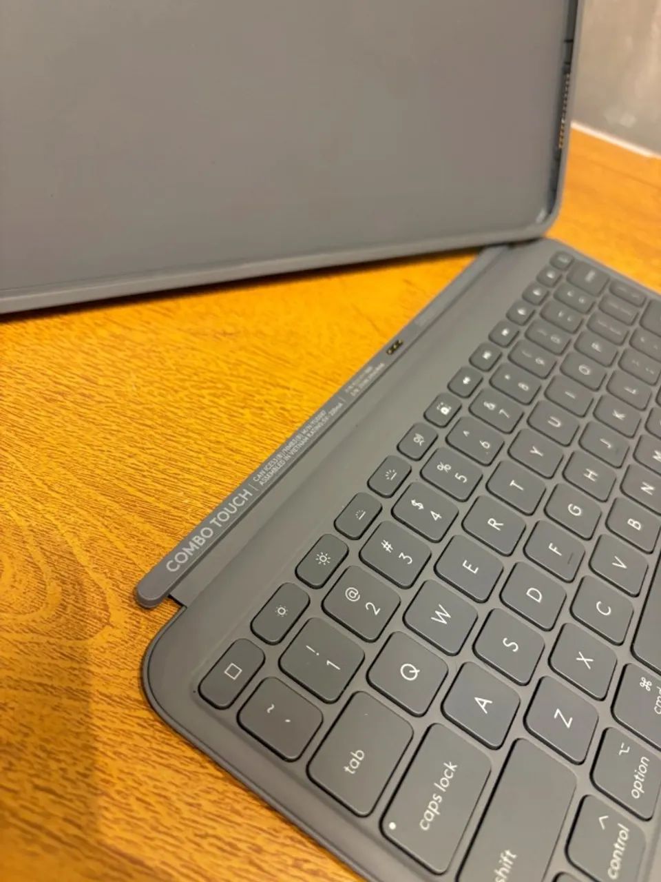 Capa com Teclado Logitech Combo Touch iPad Air 13" - Foto 2