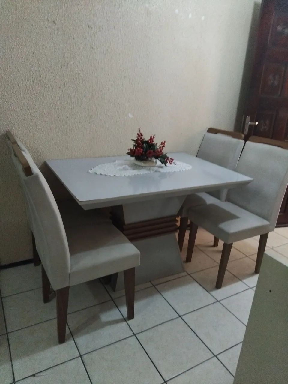 Mesa com quatro cadeiras 