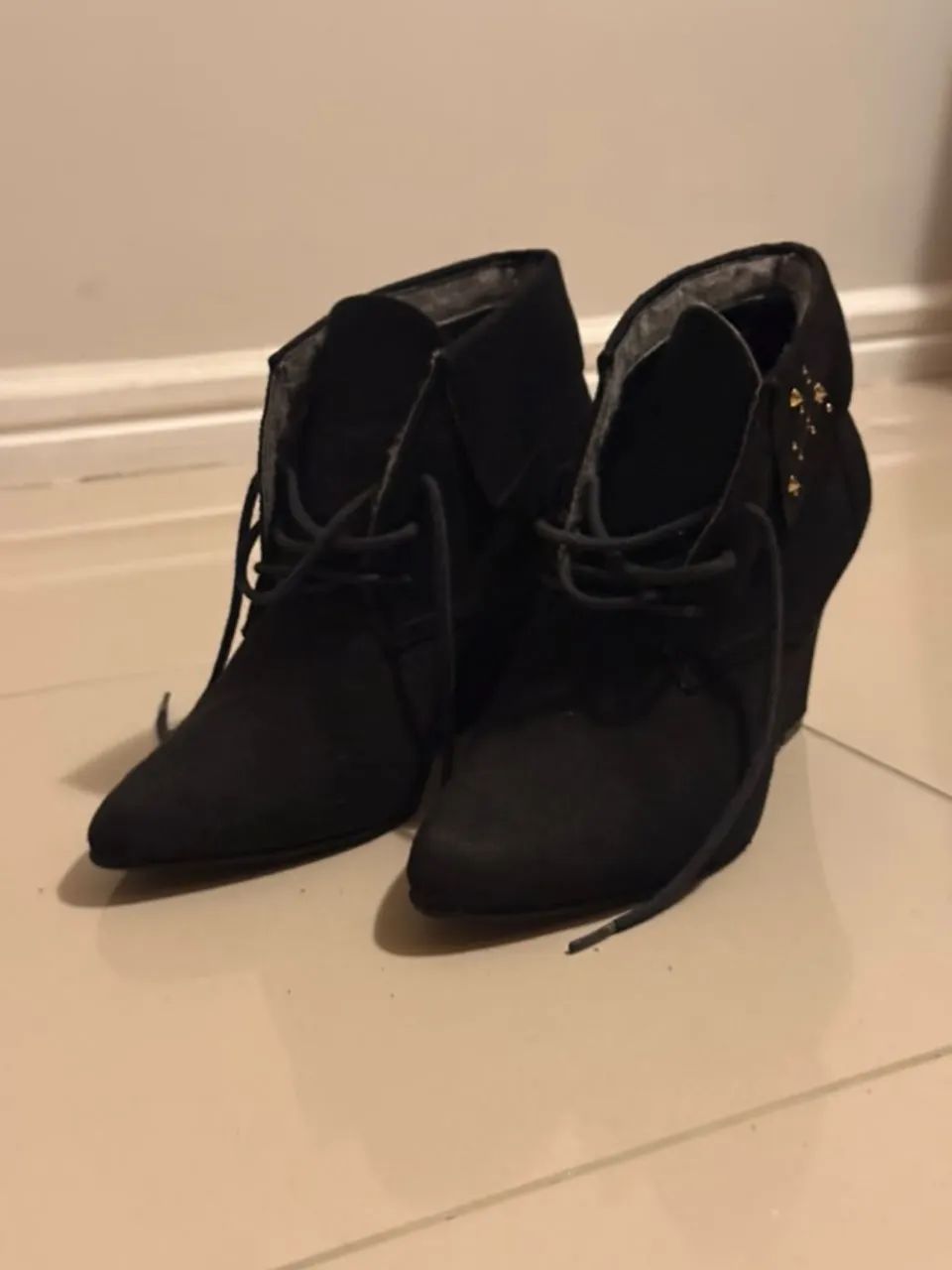 Bota Preta cano curto camurça - Foto 2