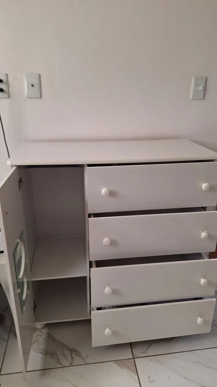 Cômoda infantil com porta detalhe em vidro e 4 gavetas - Foto 2
