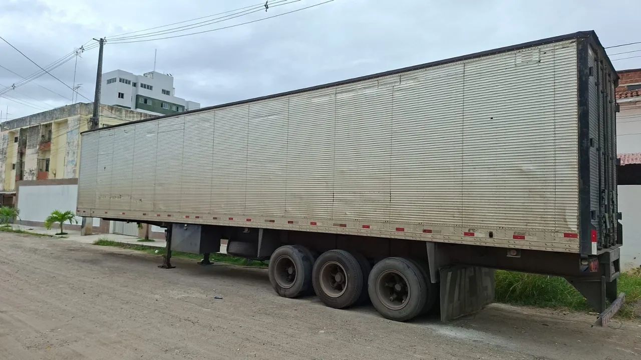 Carreta baú 