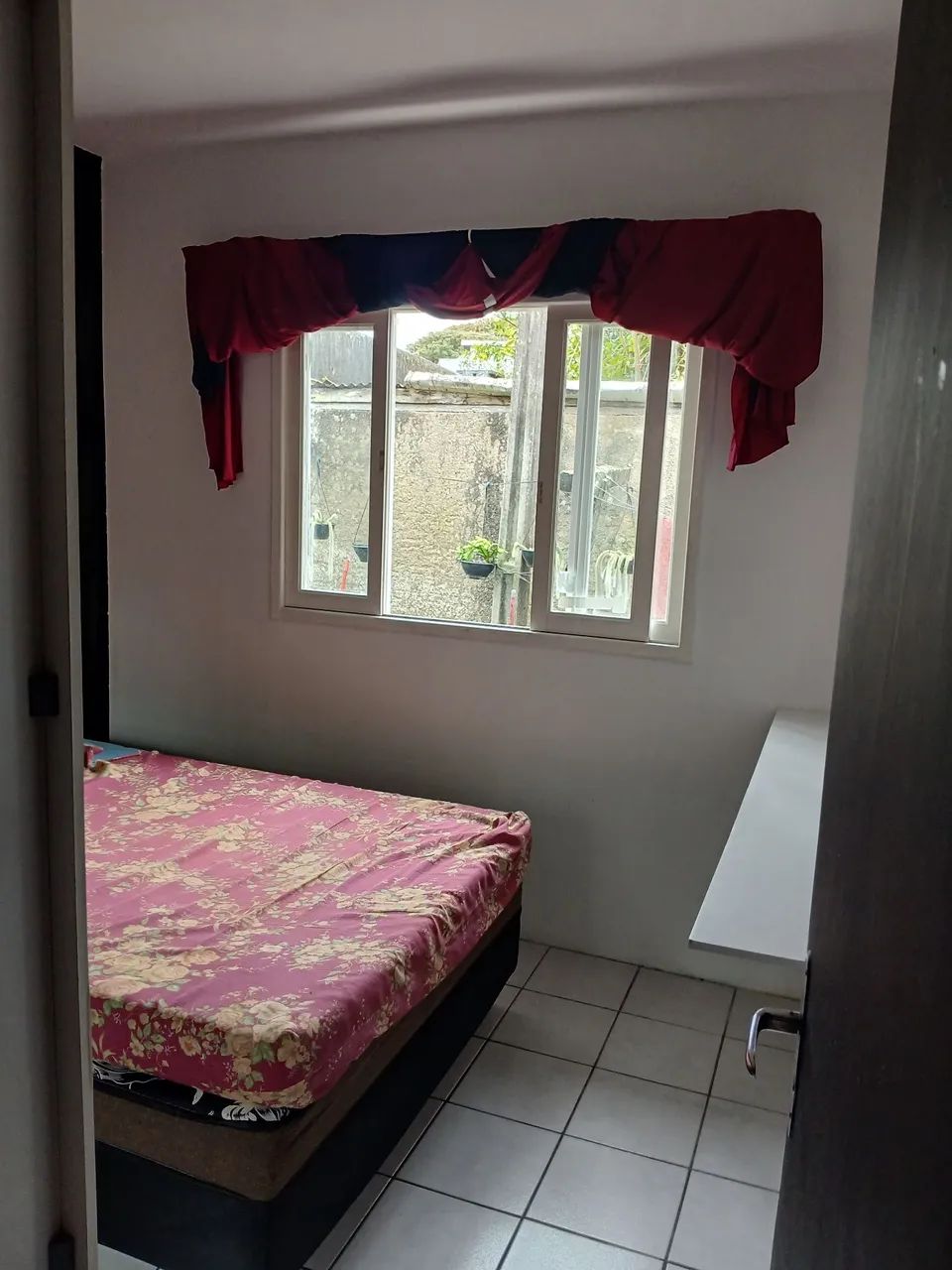 Alugo quarto no balneário do estreito - Foto 2