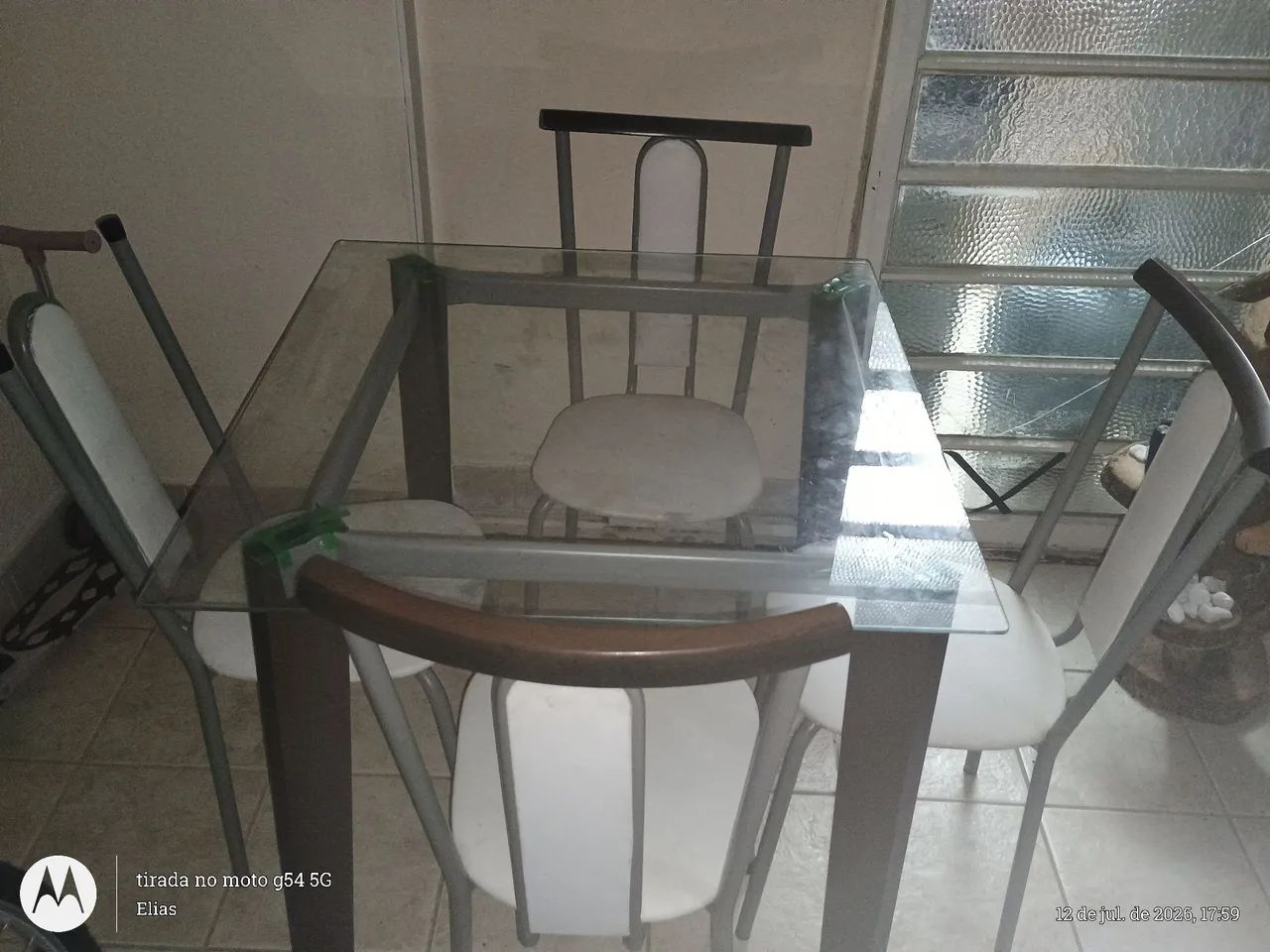 VENDO MESA DE VIDRO COM 4 CADEIRAS - Foto 2