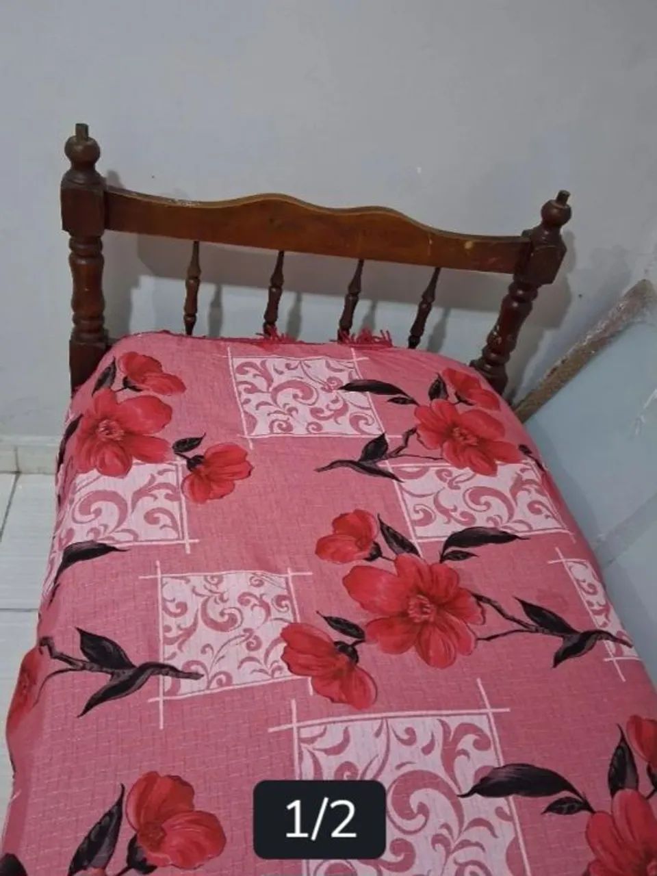 Cama de madeira maciça antiga com colchão 