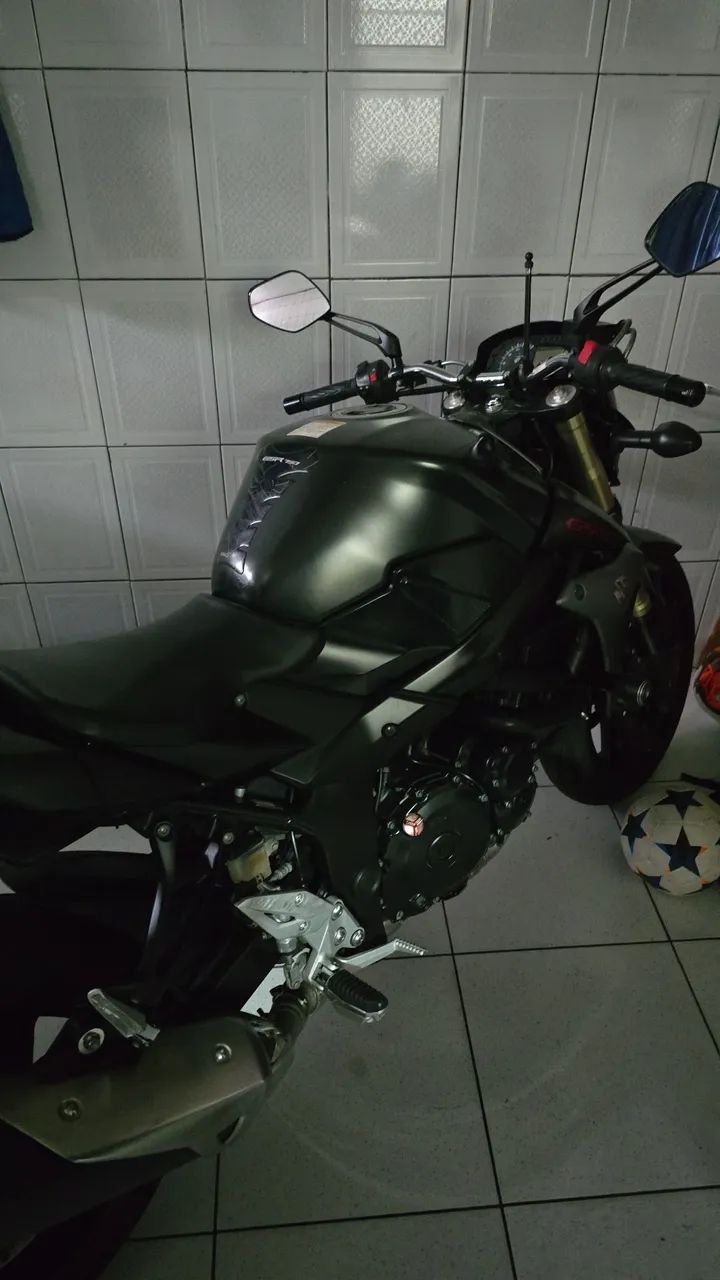 Suzuki GSR 750A  - Foto 2