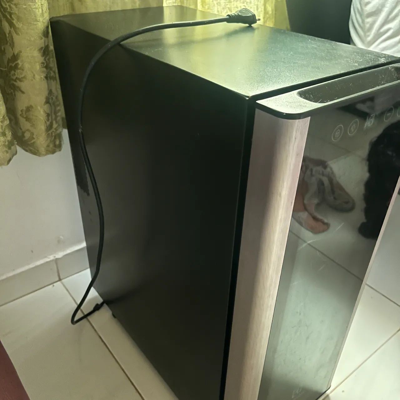 Adega semi nova