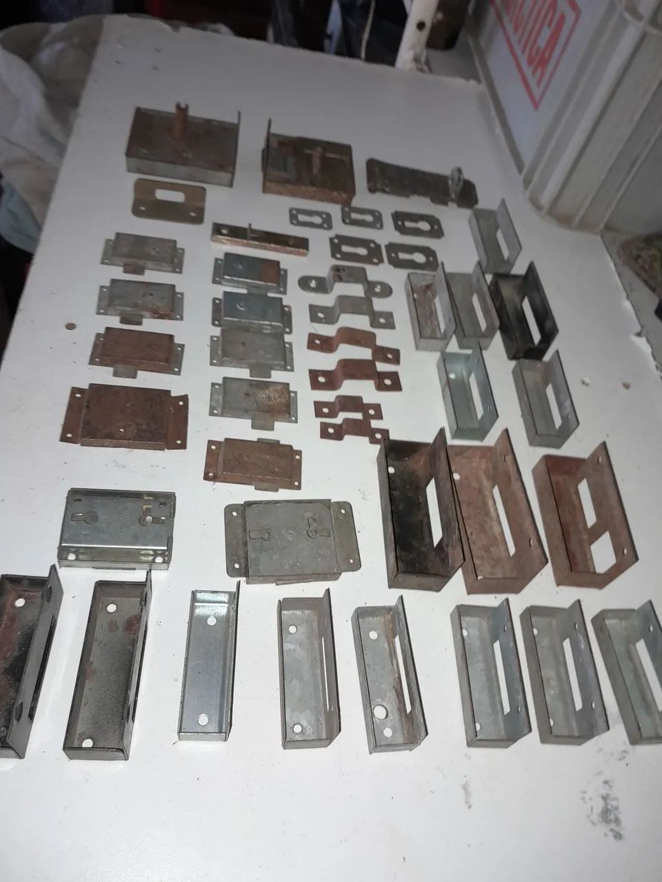 Lote com cadeados, fechaduras puchadores e peças para fechaduras e acessórios antigos   - Foto 6