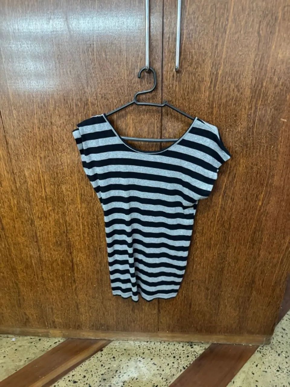 blusa feminina listrada cinza e preta g