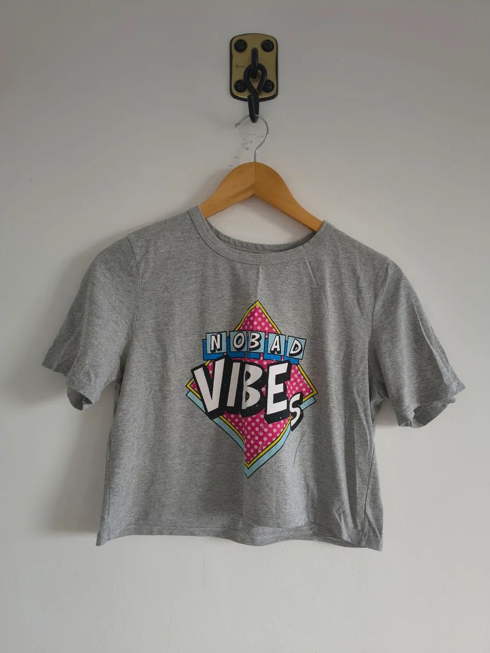Blusa Cropped Cinza "No bad vibes"
