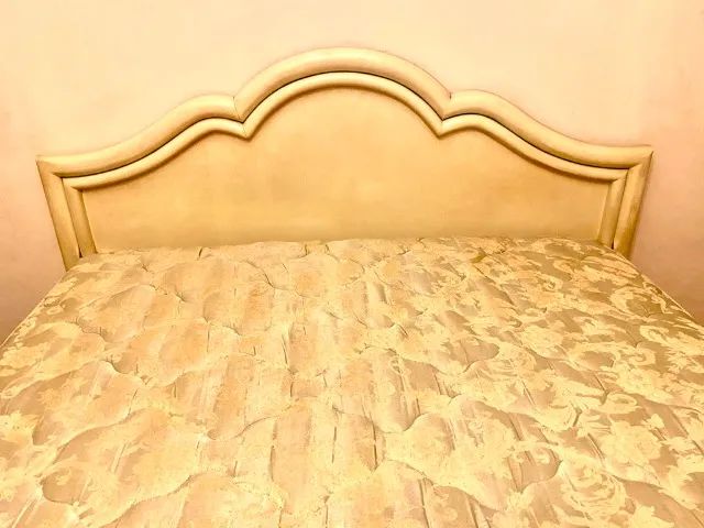 Cama king com cabeceira + Colchão Sealy - Foto 2