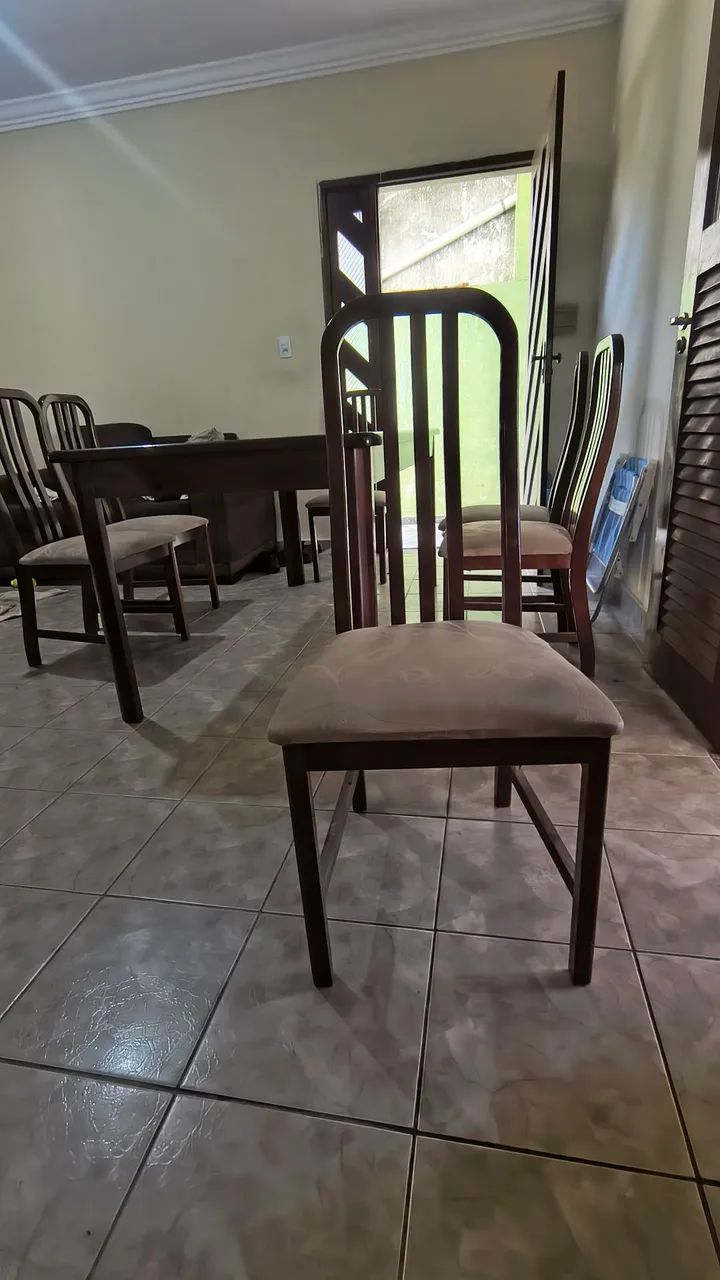 Mesa de madeira com tampo de vidro e 6 cadeiras  - Foto 4