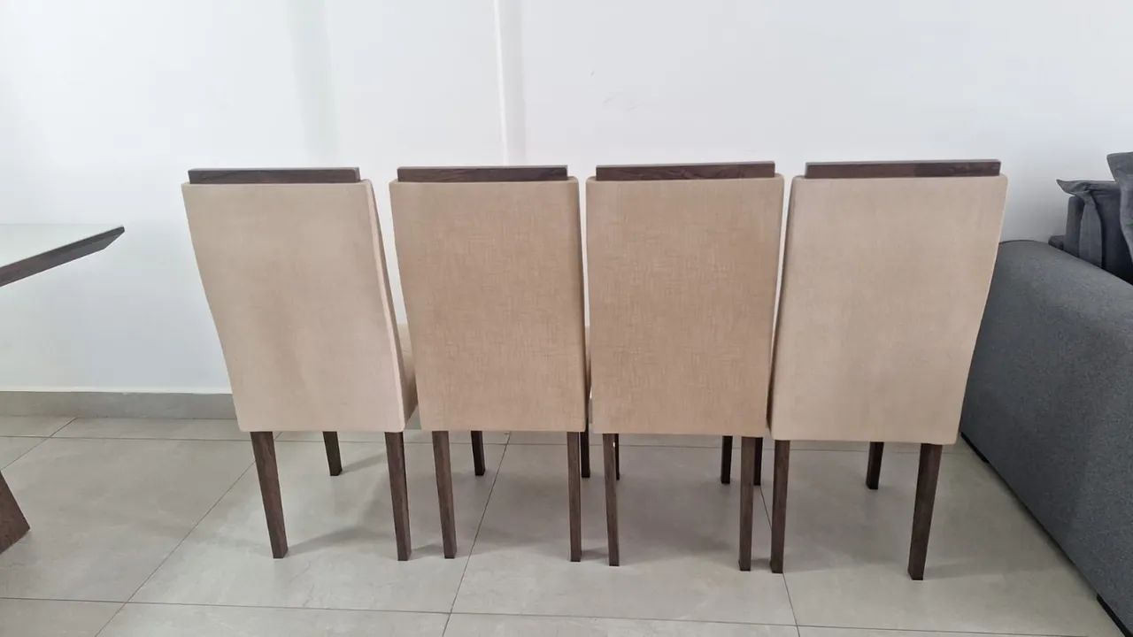 Mesa com tampo de vidro e com 4 cadeiras - Foto 3