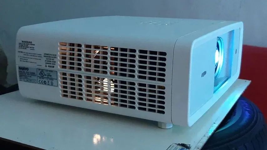 Esse é pra quem sabe! Projetor Sanyo PLV-Z2000 perfeito! Com controle retro iluminado.  - Foto 3