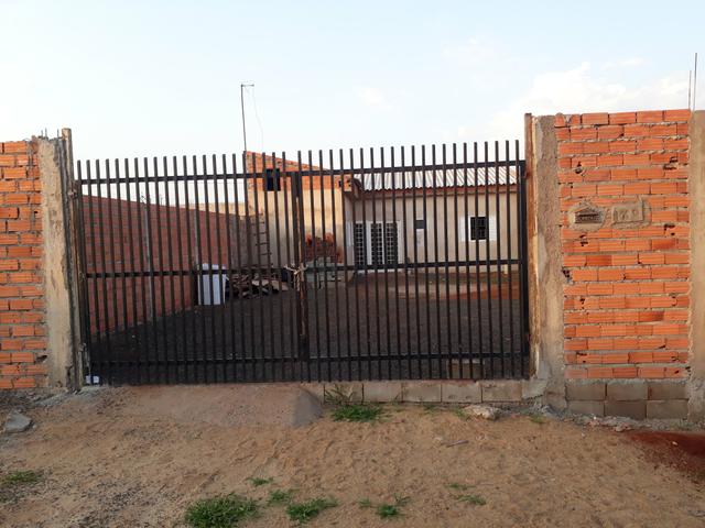 Vendo edícula com 3 comodos grandes pego carro ate 20 mil