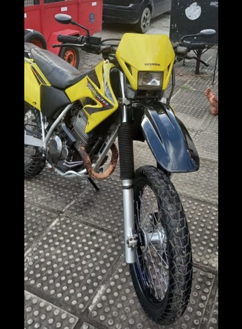 MOTO TORNADO AMARELA
