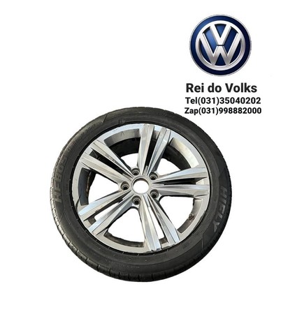 Uma roda de liga do Jetta  aro 17 com pneu 