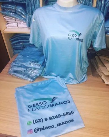 Uniformes e camisetas lisas e personalizadas.