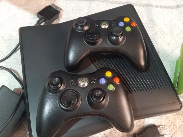 Console Xbox 360 Slim 4gb + 2 Controles E 3 Jogos - Usado