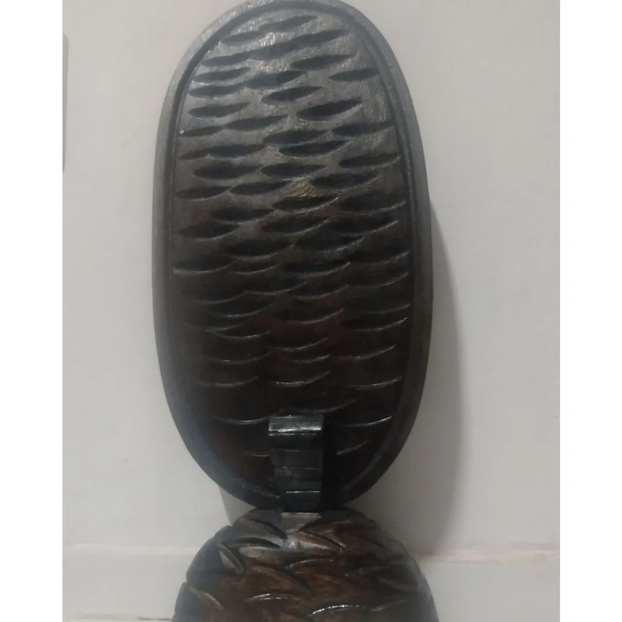 Escultura madeira entalhada cor escura metalizada