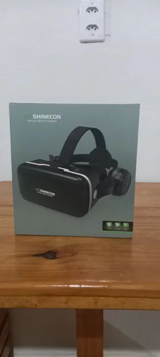 Óculos de Realiade virtual novo na caixa. Acompanha fone imbutido e controle Bluetooth. 