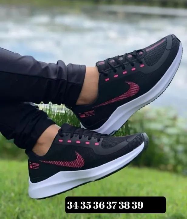 Tênis Nike Feminino Preto com Detalhe Rosa - Foto 3