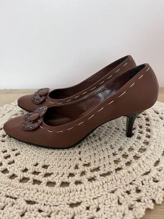 Sapatos marrom com detalhe de flor - Foto 3