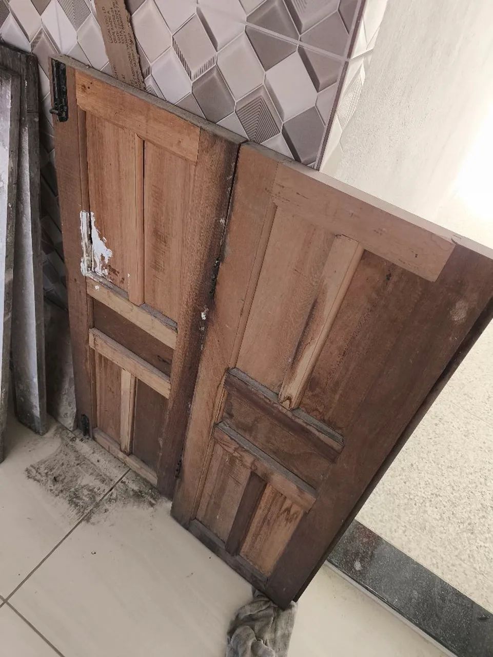 Porta e janelas de madeira maciça  para segurança residencial - Foto 3