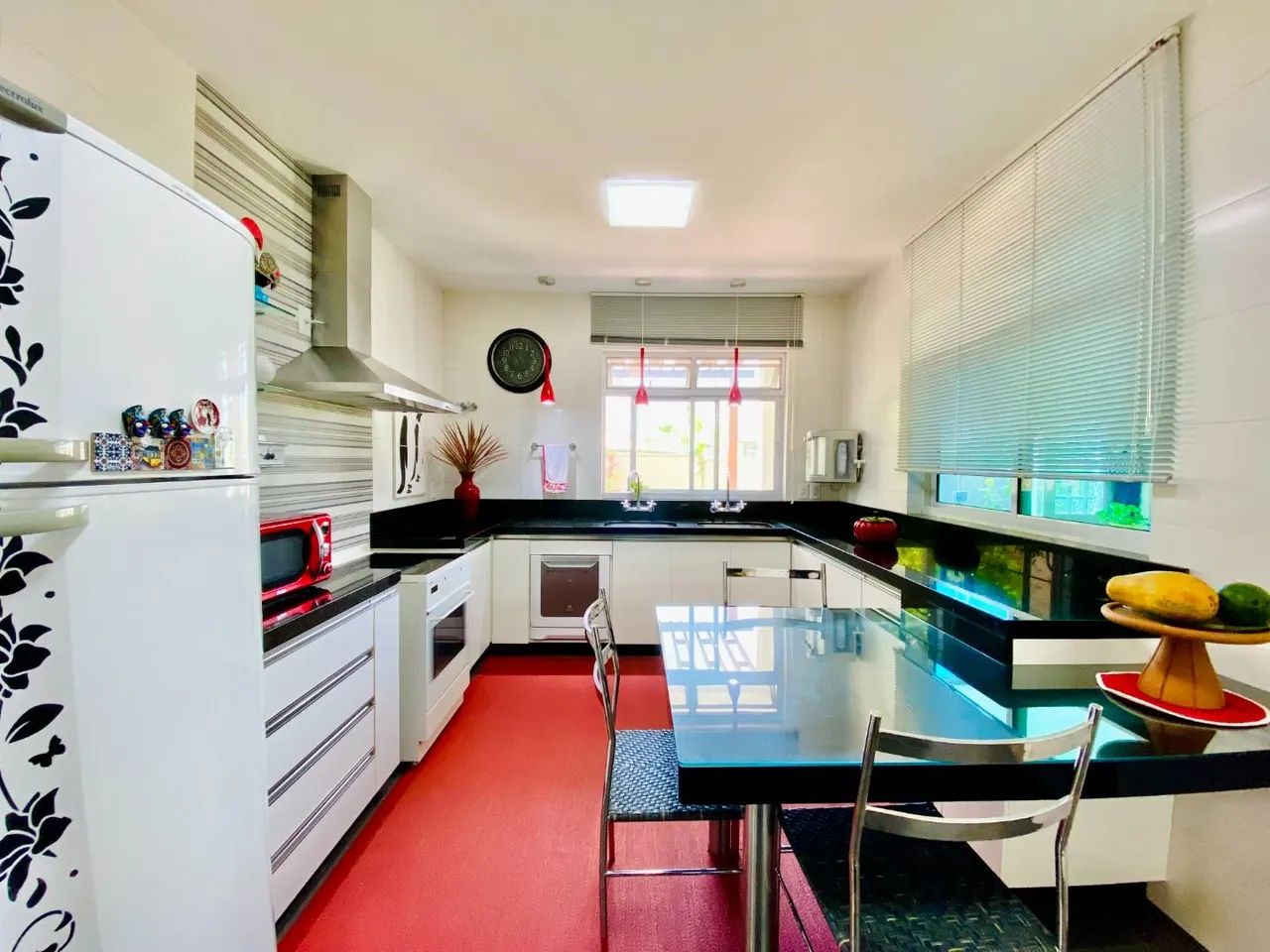 Belíssima residência de esquina, disponível para vocês - Foto 8