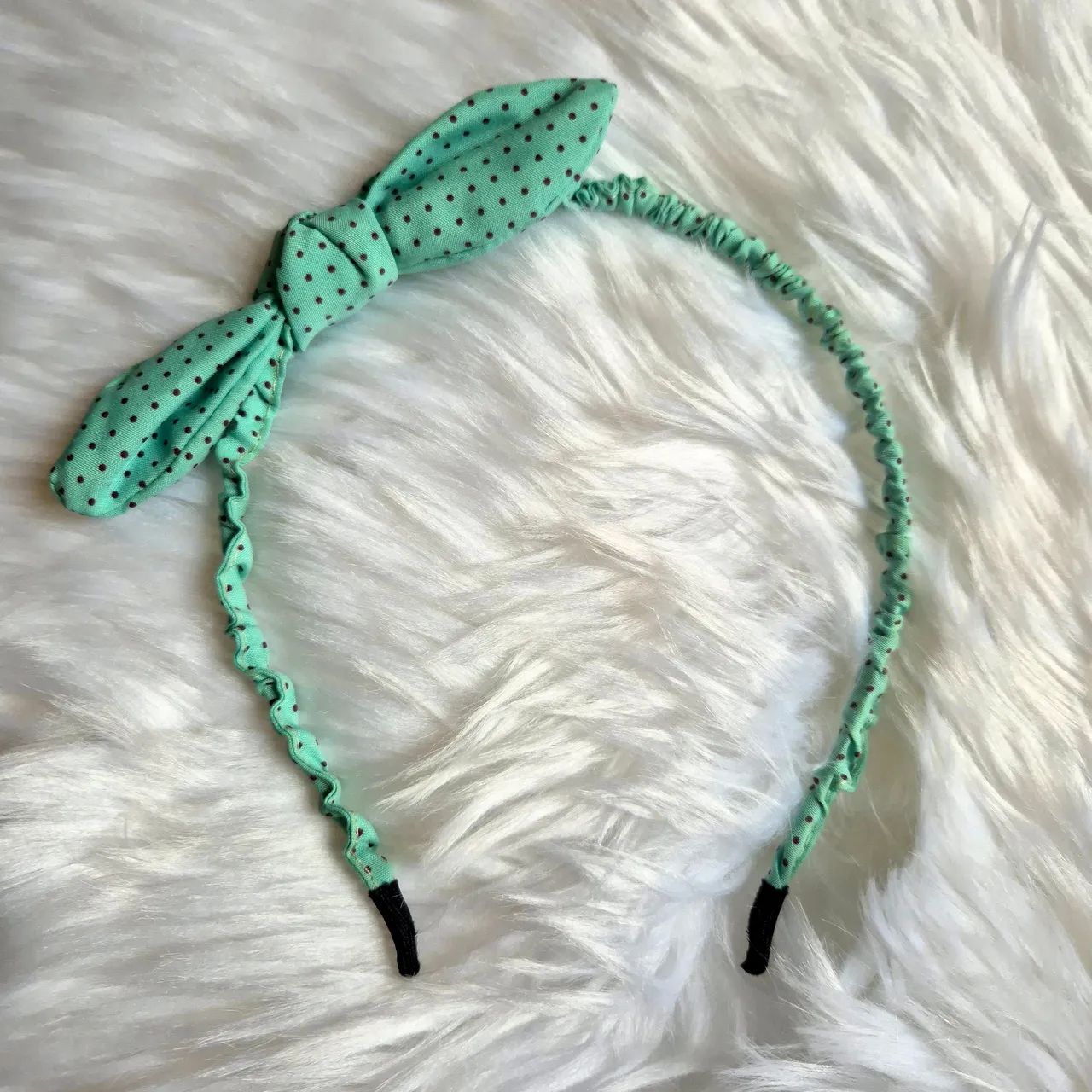 Tiara de cabelo em tecido poá verde água 
