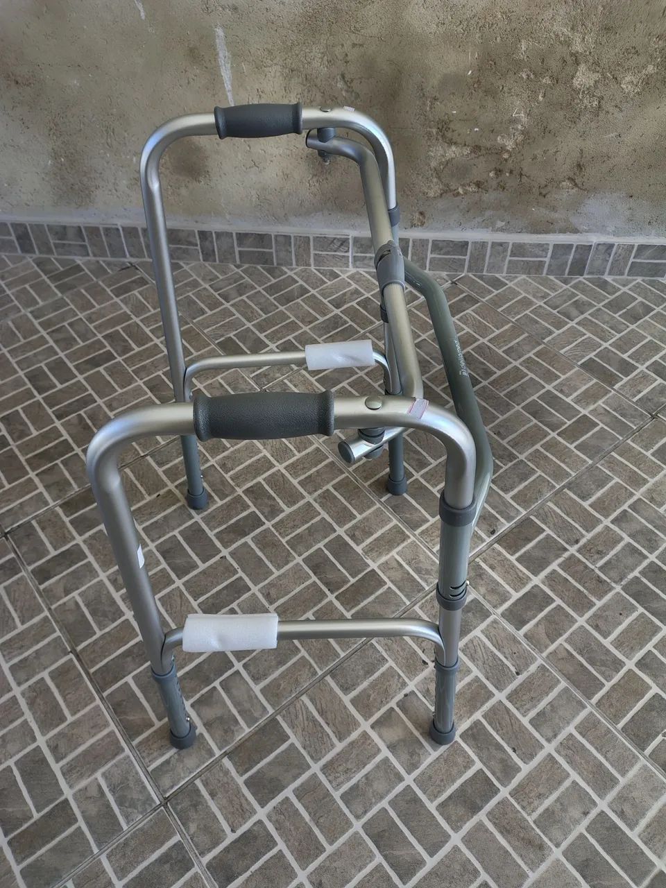 Andador em alumínio novo sem uso - Foto 3