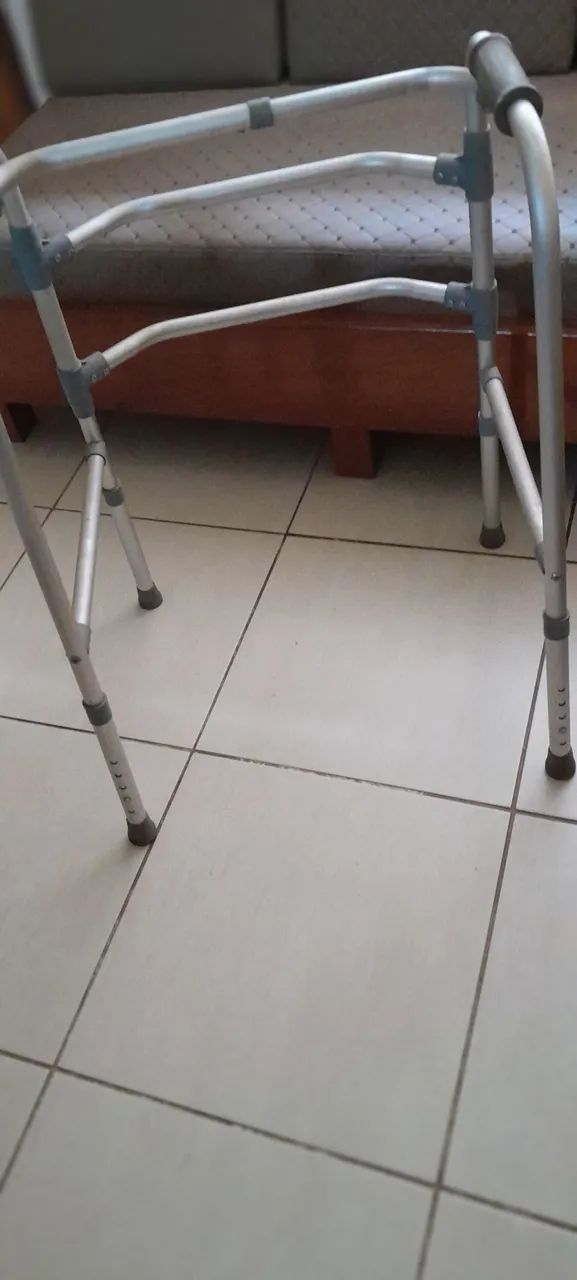 Andador de alumínio para adultos com regulagem de altura  - Foto 4