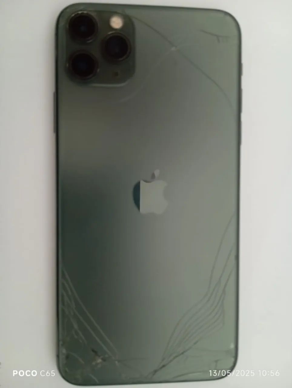 Iphone 11 Pro Max 64 Giga - Trincado na parte da frente e trás mas funcionando normal