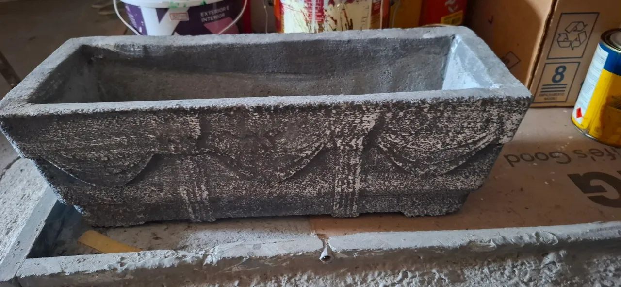 Jardineira retangular de cimento armado cinza trabalhado. 46 comp x 18 larg x 16 alt.  