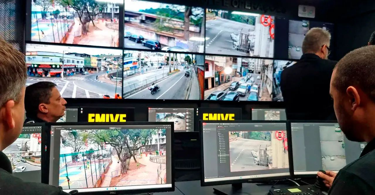 Câmeras e alarmes monitorados