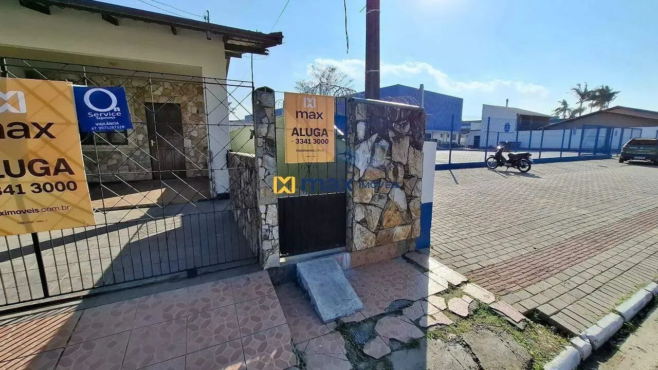 Casa de fundos com entrada individual. Bairro Cordeiros, Itajaí