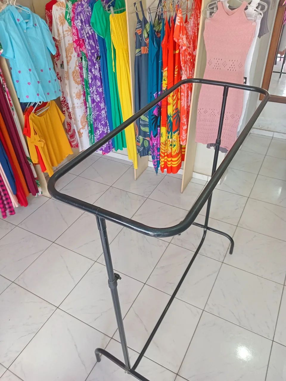PACOTE PARA DESAPEGAR, balcão de vidro,manequins, arrara, cruzetas,cabides de parrede - Foto 3