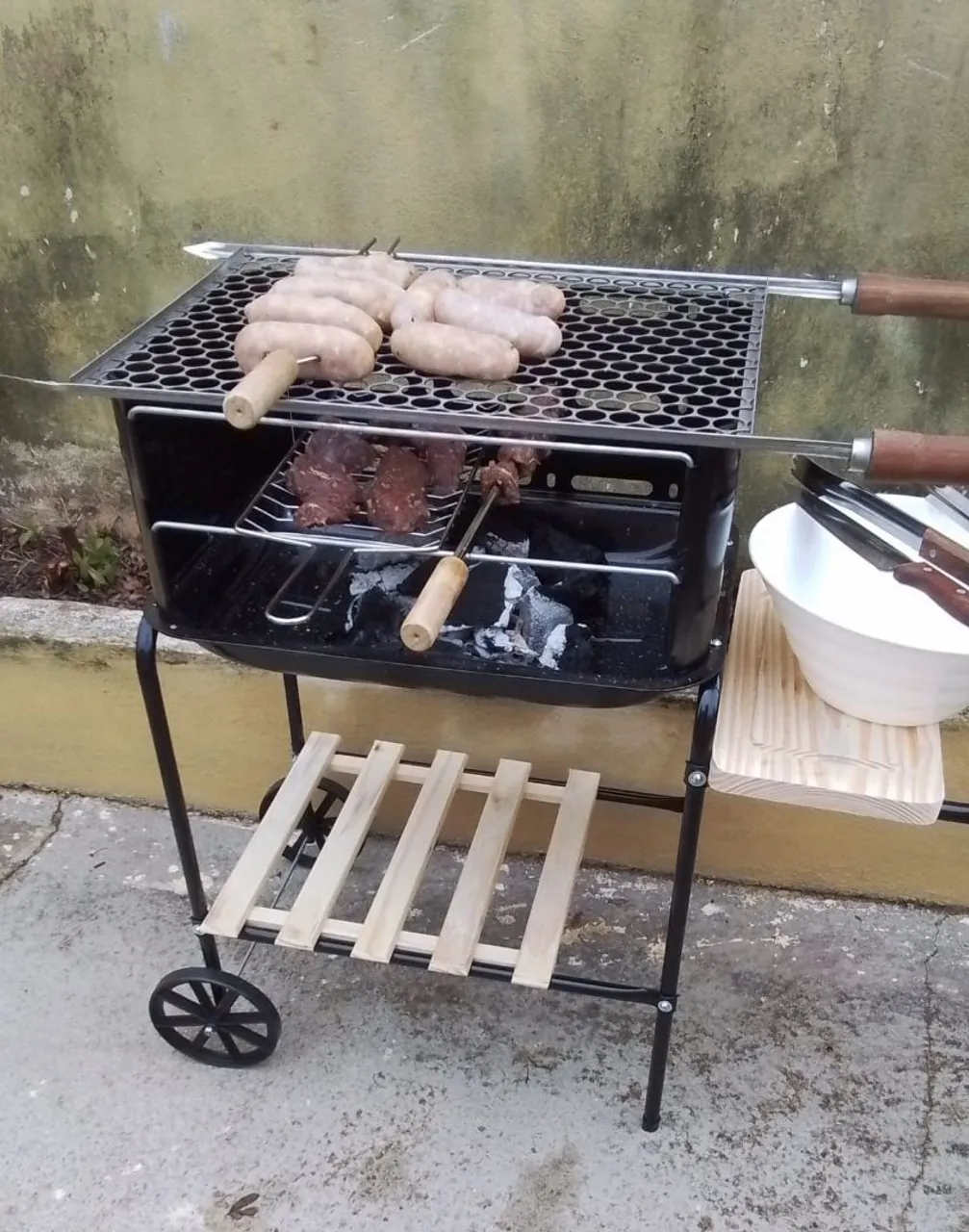 Churrasqueira carvão Califórnia com rodinhas portátil Mor