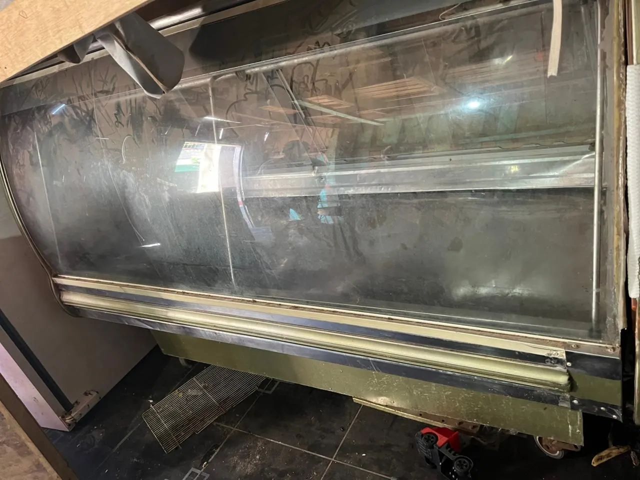 Expositor e máquina de pelar frango 