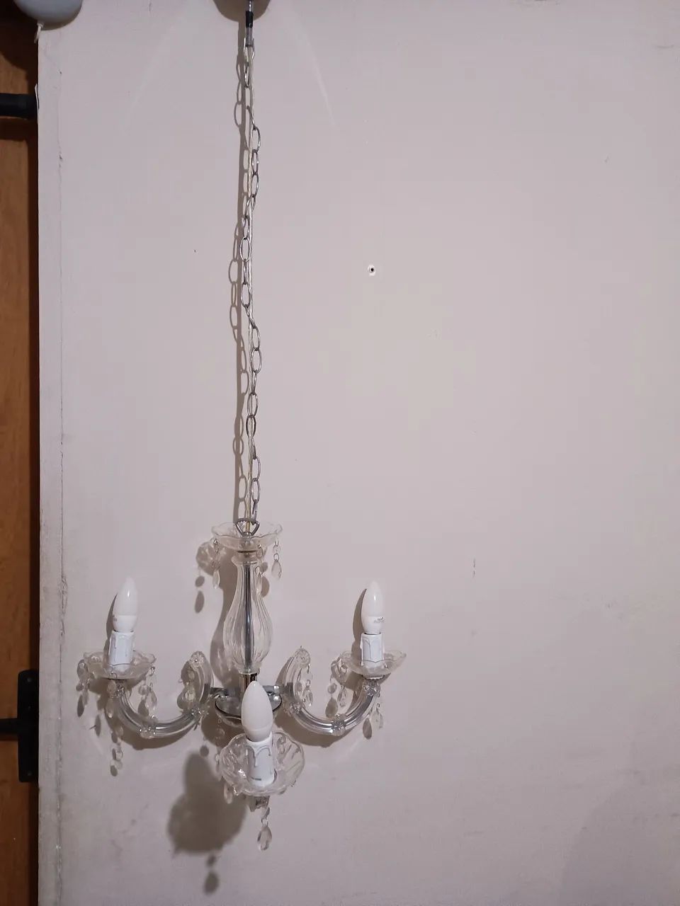 LUSTRE PENDENTE CANDELABRO 3 BRAÇOS -plastico - funcionando  - Foto 2