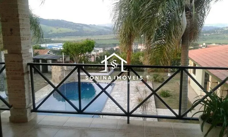 Belíssima casa em condominio com piscina