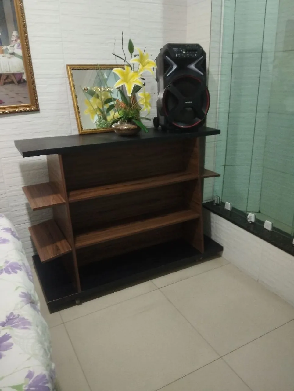 Estante/Escrivaninha com design moderno
