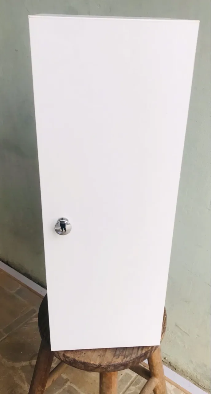 Armário branco com design moderno