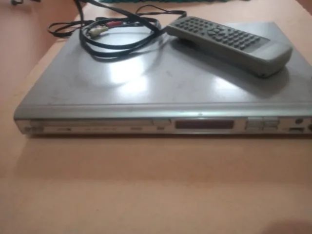 aparelho  leitor dvd com controle usado para reapromeitar peças