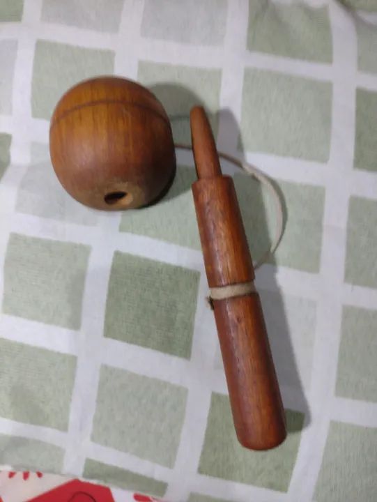 Brinquedo antigo de madeira - Bilboquê  - Foto 2
