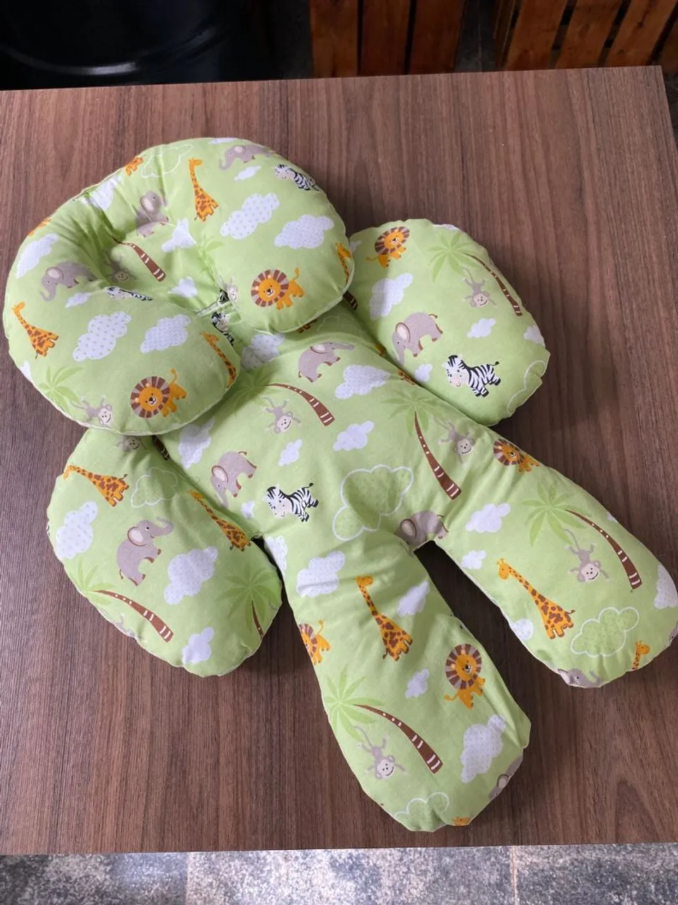 Almofada para bebê com estampa Safari