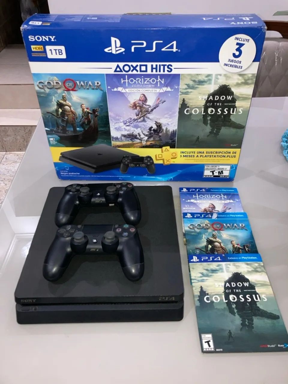 Playstation 4 1TB com 3 jogos originais (ótimo estado)