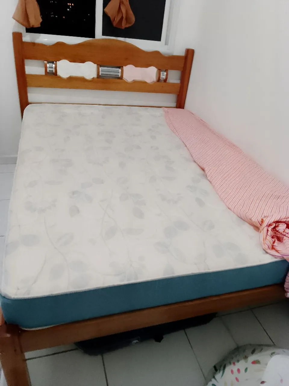 Cama de madeira com colchão