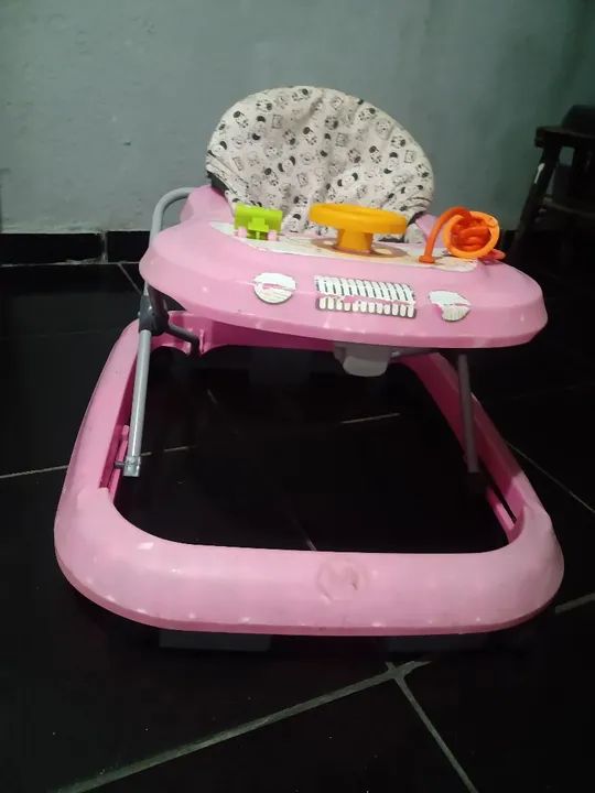 Andador de bebe da cor rosa 